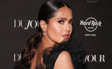 Salma Hayek demuestra que las plumas siguen en tendencia