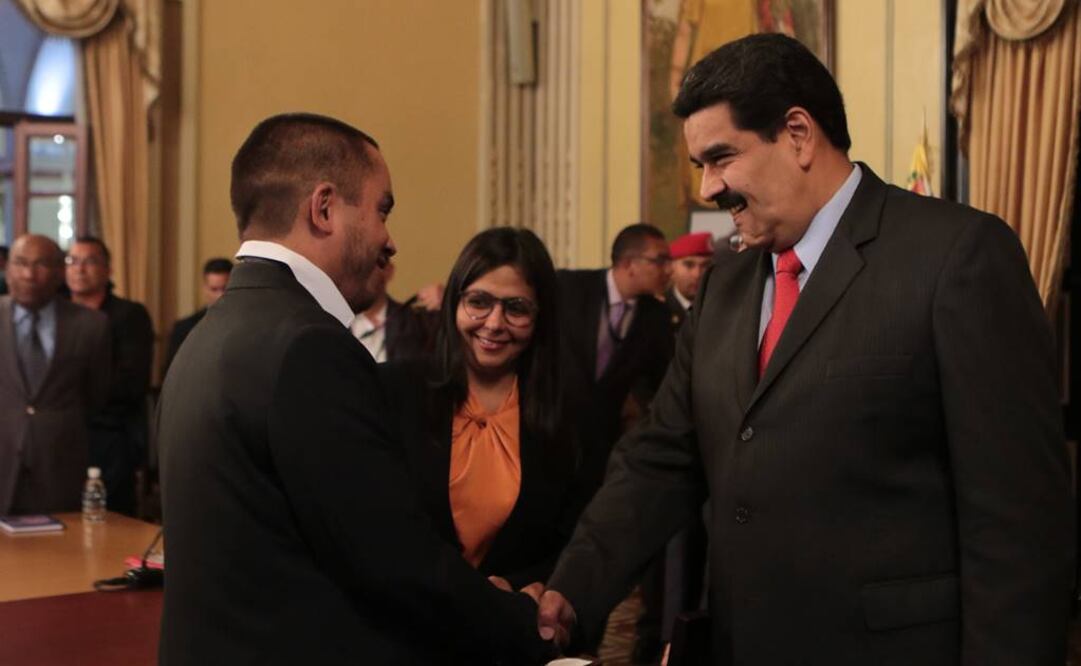El presidente de Venezuela, Nicolás Maduro, saluda a Luis Salas, nuevo ministro de Economía Productiva. (Foto: EFE / Prensa Miraflores)
