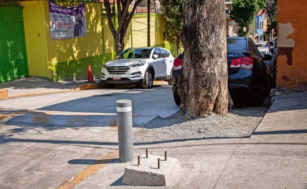 En el acceso a la estación Vasco de Quiroga, por la calle Pólvora, se observan los orificios tapados con rejillas en los que serían plantados árboles; también están pendientes las luminarias. Foto: Santiago Reyes / EL UNIVERSAL