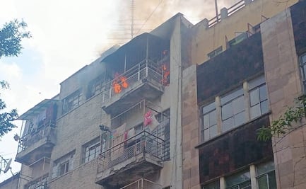 Sofocan incendio en edificio de alcaldía Cuauhtémoc; Bomberos rescatan a hombre atrapado en el inmueble