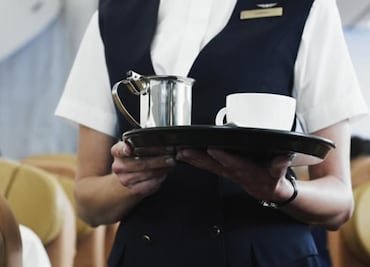 ¿Por qué NUNCA debes pedir café o té en el avión?