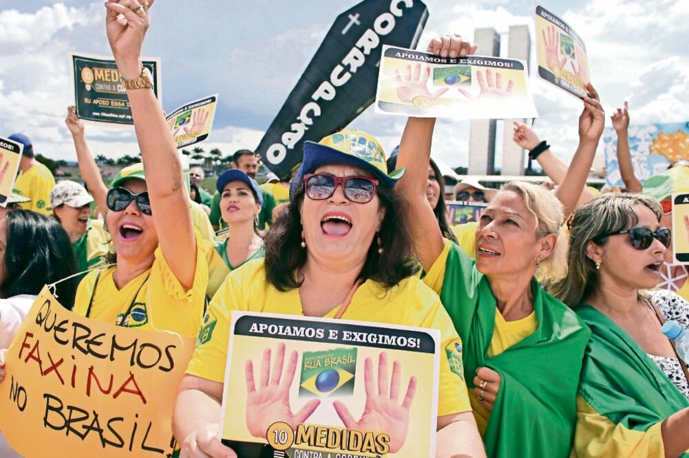 En Brasilia, según cálculos de la Policía Militar, 5 mil personas protestaron contra la corrupción (ERALDO PERES. AP)