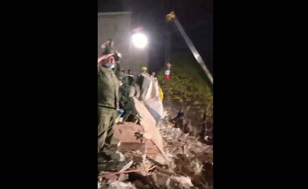 Terminan labores de rescate y entonan Himno Nacional en la Condesa