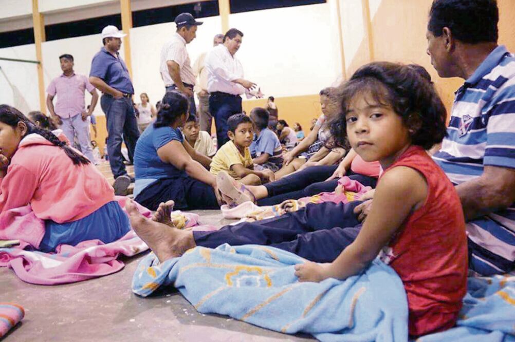 Las familias evacuadas fueron trasladadas al deportivo La Ceiba, donde se les brinda asistencia médica, colchonetas y alimentación. Foto: CORTESÍA