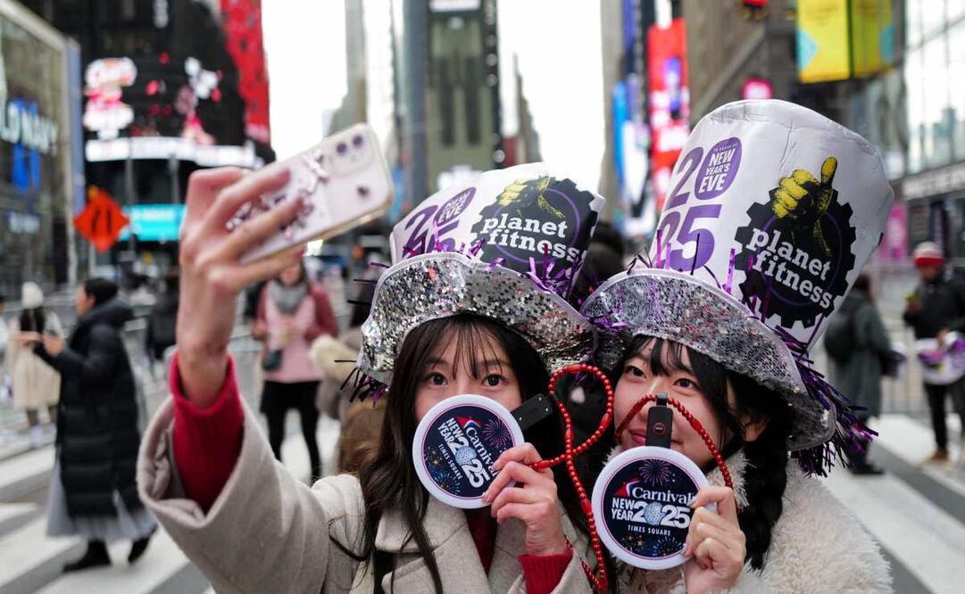 Los primeros juerguistas llegan a Times Square antes de la celebración de la víspera de Año Nuevo el 31 de diciembre de 2024 en la ciudad de Nueva York. Foto: AFP
