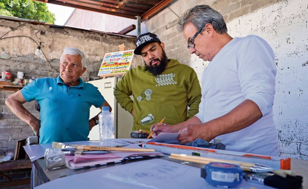 Carlos ha decidido abrir su taller y sus conocimientos a personas de
diversas generaciones. Su objetivo es claro: evitar que el oficio se extinga. Foto: Luis Camacho/EL UNIVERSAL