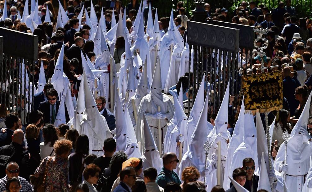 Penitentes desfilan en la procesión del Domingo de Ramos en Sevilla para
iniciar celebraciones de la Semana Mayor en España. Foto: Cristina Quicler / AFP