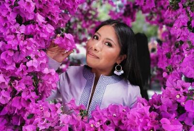 Yalitza Aparicio se luce posando con bikini multicolor en Oaxaca