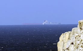 EU frena buque comercial que intentó llegar a Irán; fue inutilizado en el golfo de Omán