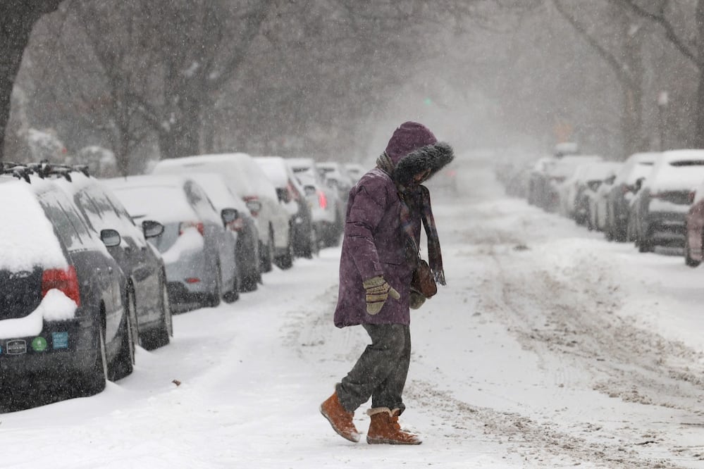 Una tormenta invernal impacta Brooklyn, en Nueva York. FOTO: AFP