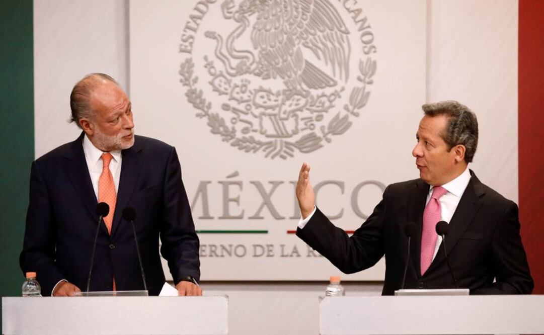 Eduardo Sánchez, acompañado de Federico Patiño, director general de Grupo Aeroportuario de la Ciudad de México. Foto: Reuters