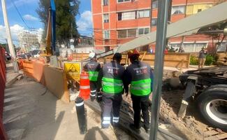 Se desploma pluma de construcción de 20 metros en Iztacalco; una persona resulta afectada