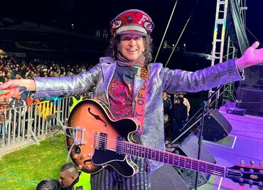 Alex Lora sufre caída en pleno concierto: intentó patear un balón y todo salió mal