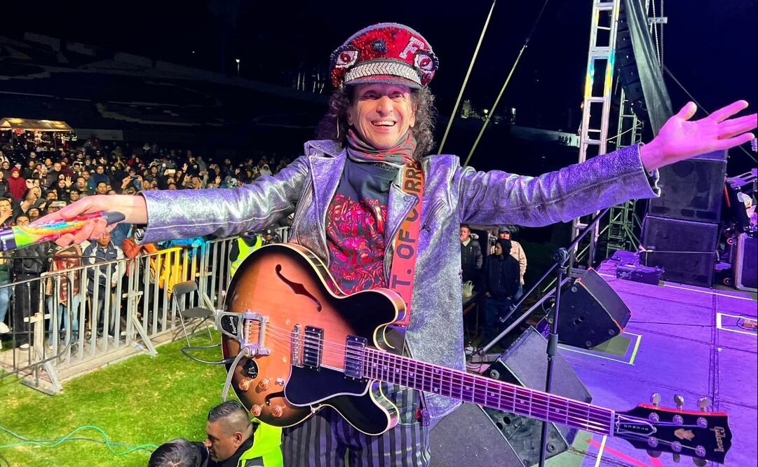 Alex Lora, de 71 años, terminó en el suelo en pleno show.