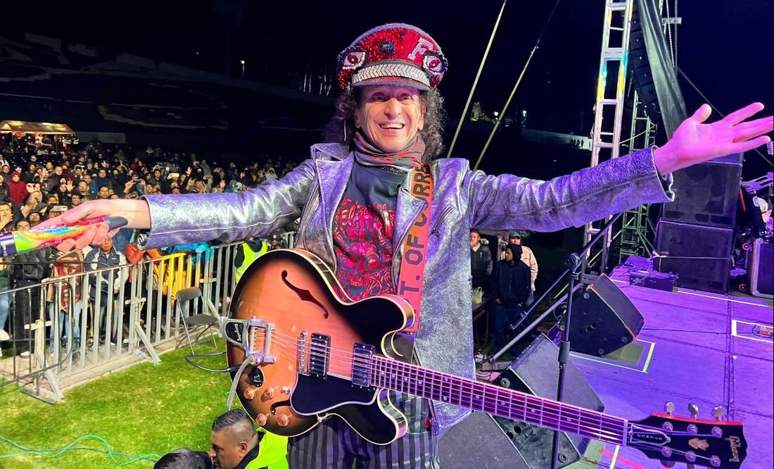 Alex Lora, de 71 años, terminó en el suelo en pleno show.