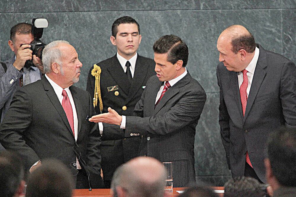 El presidente EPN conversa en Los Pinos con el presidente y CEO de la empresa Constellation Brands, Rob Sands, luego del anuncio de inversión para ampliar una planta cervecera en Coahuila. Los acompaña el gobernador de ese estado, Rubén Moreira