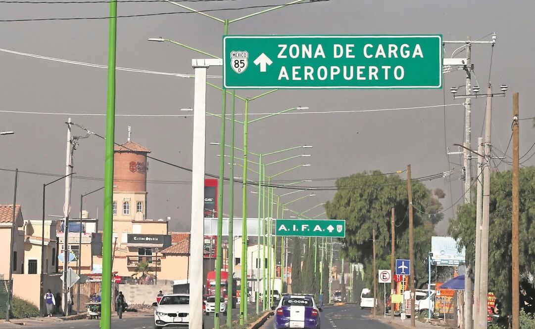 Luego de recorrer 12 km, aparecen señalizaciones que informan de una salida para llegar al AIFA. Foto: Berenice Fregoso