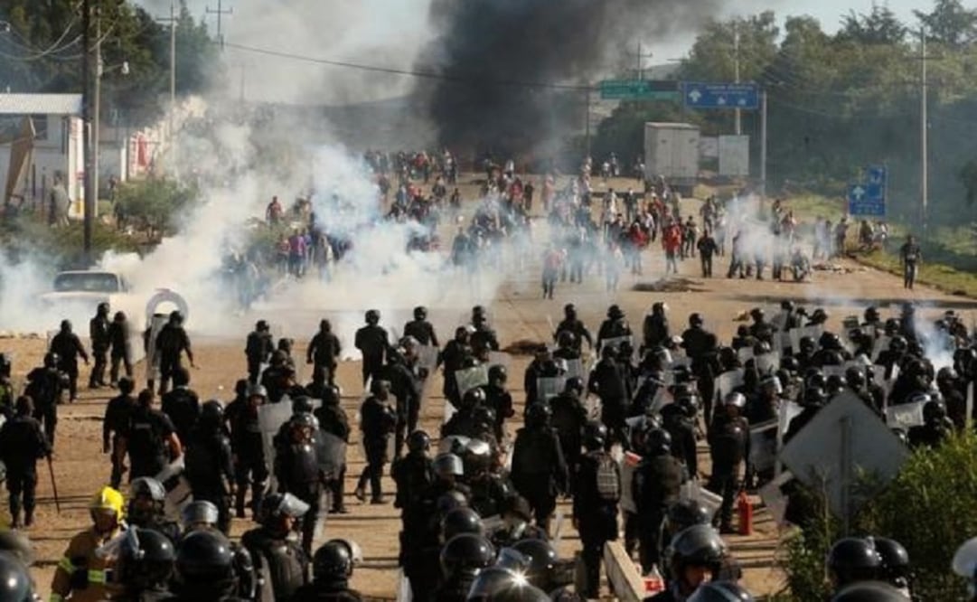 The clashes are the latest flashpoint in an ongoing battle for control of public education in Oaxaca, where the union is vehemently resisting government attempts to implement national education reforms. (Photo: Reuters)
