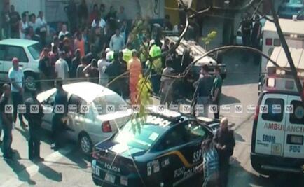 Servicios de emergencia atienden volcadura de camión en la colonia Obrera