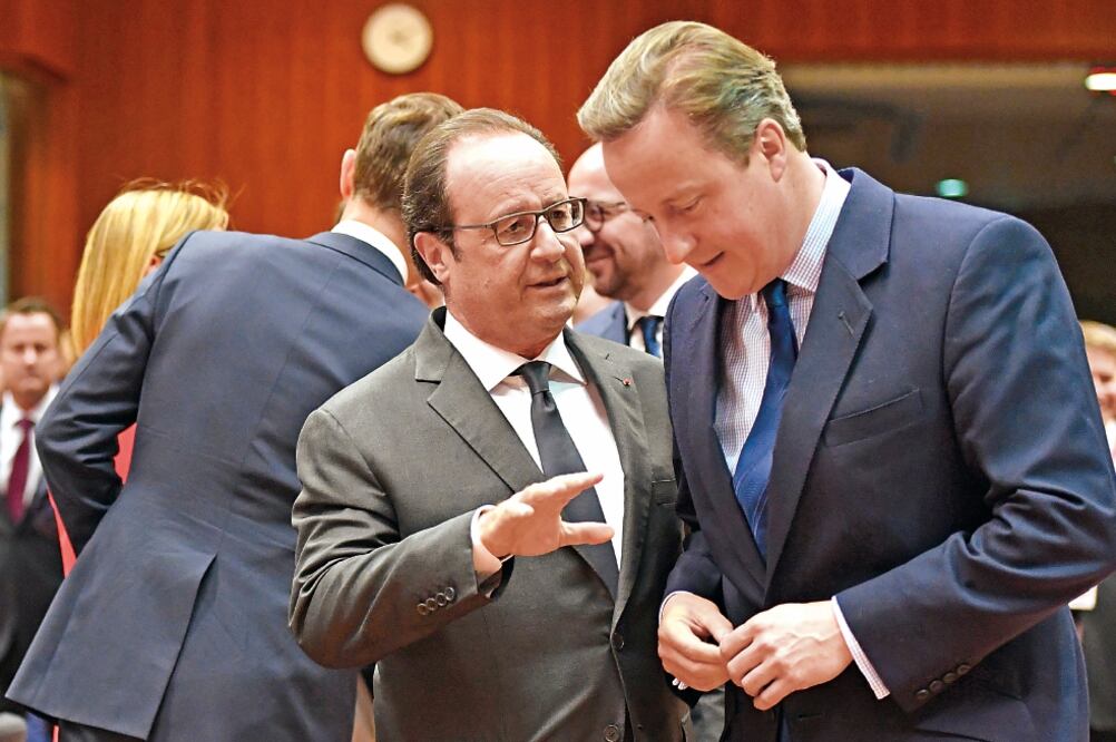 El presidente francés, Francois Hollande (izq.), y el primer ministro de RU, David Cameron (der.), durante la cumbre de la UE celebrada en Bruselas (GEERT VANDEN WIJNGAERT. AP)