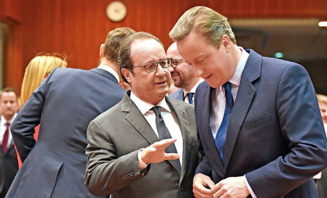 El presidente francés, Francois Hollande (izq.), y el primer ministro de RU, David Cameron (der.), durante la cumbre de la UE celebrada en Bruselas (GEERT VANDEN WIJNGAERT. AP)