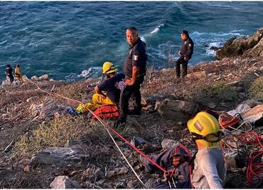 Rescatan a turista estadounidense atrapado en risco de playa en BCS; está fuera de peligro