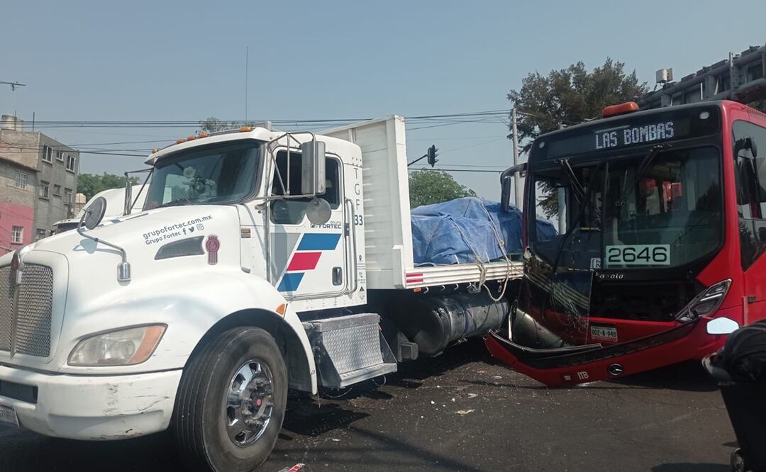Choque entre Metrobús y camión de carga deja varios lesionados. Foto: Juan Carlos Williams