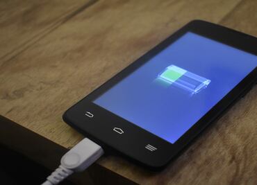 ¿Es peligroso conectar el celular en cargadores públicos?