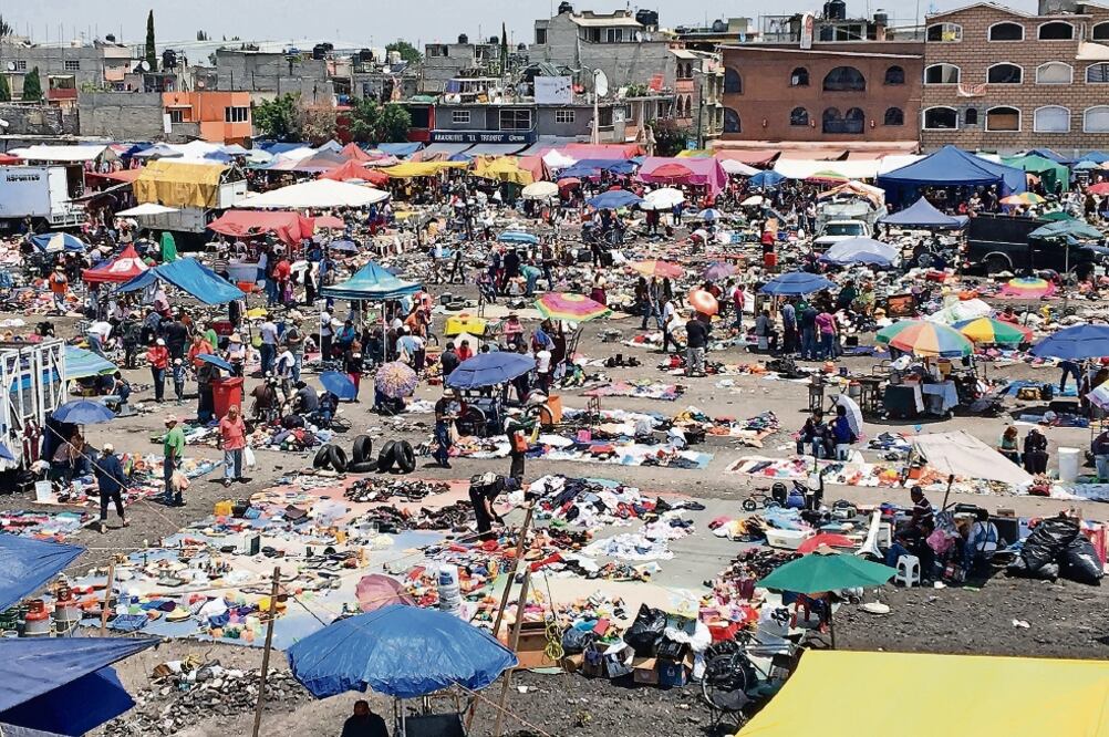 En el tianguis de Las Torres, que cada sábado “a h o rca” la esquina de Eje 6 Oriente y Periférico, en los puestos de comida los tanques de gas se conectan my cerca de los fogones, además de que ofertan micheladas sin permiso (ARIEL OJEDA)