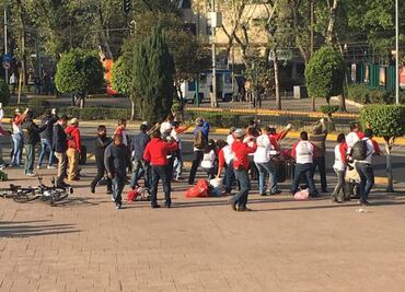 Arne lanza pañales sucios a sede del PRI