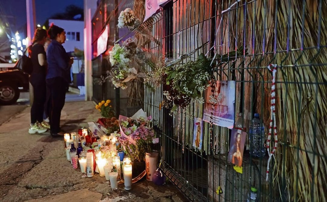 Luego de la masacre, personas colocaron un altar improvisado en honor a las víctimas cerca del bar Los Cantaritos. Foto: Demian Chávez | El Universal