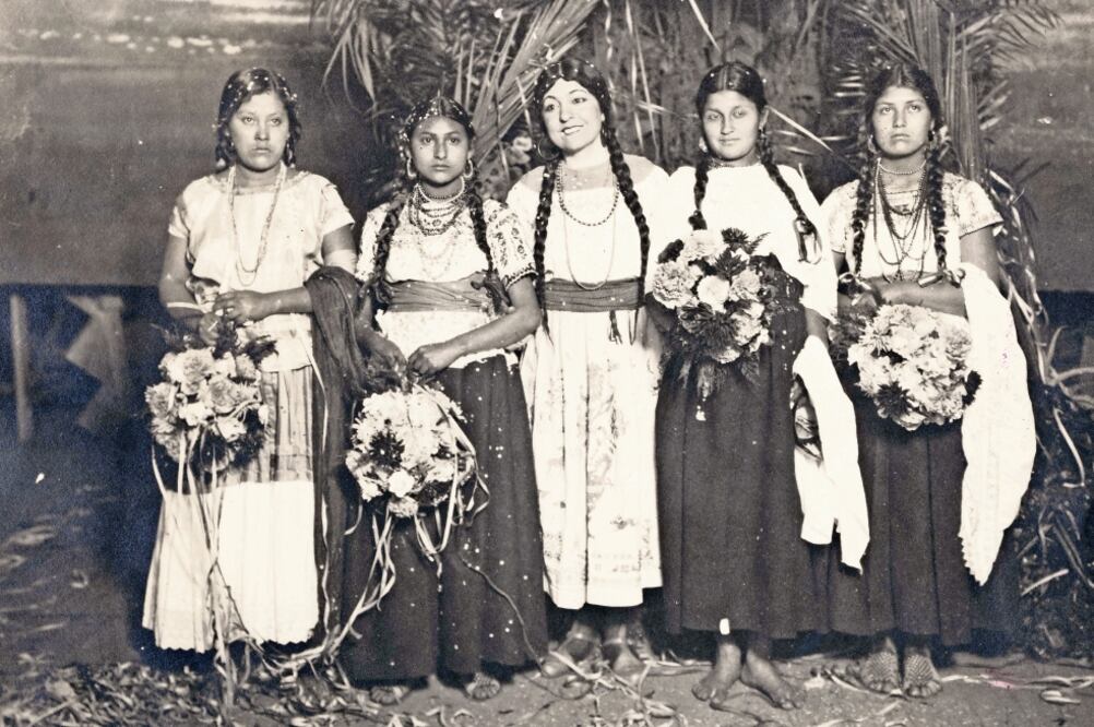 Bibiana Uribe, segunda de derecha a izquierda, posa junto con otras concursantes (IMÁGEN DEL ACERVO HISTÓRICO DE EL UNIVERSAL)