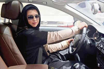 Arabia Saudita ya deja conducir a las mujeres