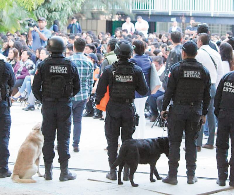 El regreso de la revisión de mochilas estuvo encabezada por autoridades estatales, luego de la tragedia que se vivió en el Colegio Cervantes , en Torreón, Coahuila, donde un niño mató a su maestra y después se suicidó. ESPECIAL