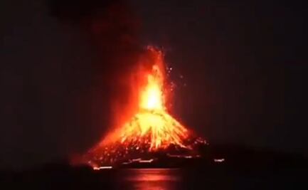 Hace erupción el volcán Krakatoa en Indonesia