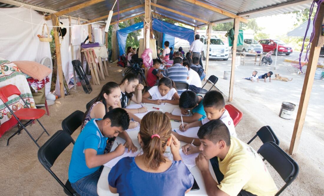 Los docentes y los papás de los niños decidieron improvisar clases de matemáticas y español. (MARIO ARTURO. EL UNIVERSAL)