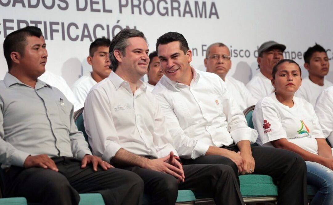 El funcionario visitó Campeche donde entregó certificados del INEA. /Tomada de Twitter