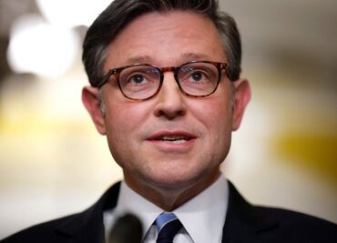 Bad Bunny en el Super Bowl: Mike Johnson propone a cantante trumpista para el medio tiempo en lugar del puertorriqueño