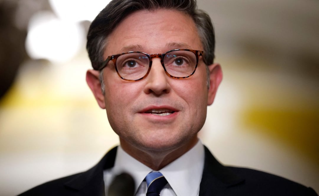 El presidente de la Cámara de Representantes, Mike Johnson (republicano por Luisiana), habla con los medios de comunicación tras el Almuerzo Político Republicano del Senado en el Capitolio de los Estados Unidos el 7 de octubre de 2025 en Washington, D.C. El gobierno permanece paralizado tras el fracaso del Congreso en alcanzar un acuerdo de financiación la semana pasada. Foto: AFP