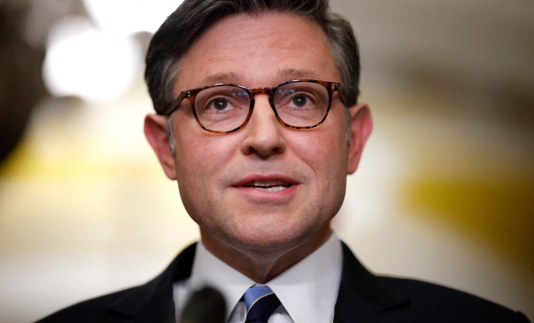 El presidente de la Cámara de Representantes, Mike Johnson (republicano por Luisiana), habla con los medios de comunicación tras el Almuerzo Político Republicano del Senado en el Capitolio de los Estados Unidos el 7 de octubre de 2025 en Washington, D.C. El gobierno permanece paralizado tras el fracaso del Congreso en alcanzar un acuerdo de financiación la semana pasada. Foto: AFP