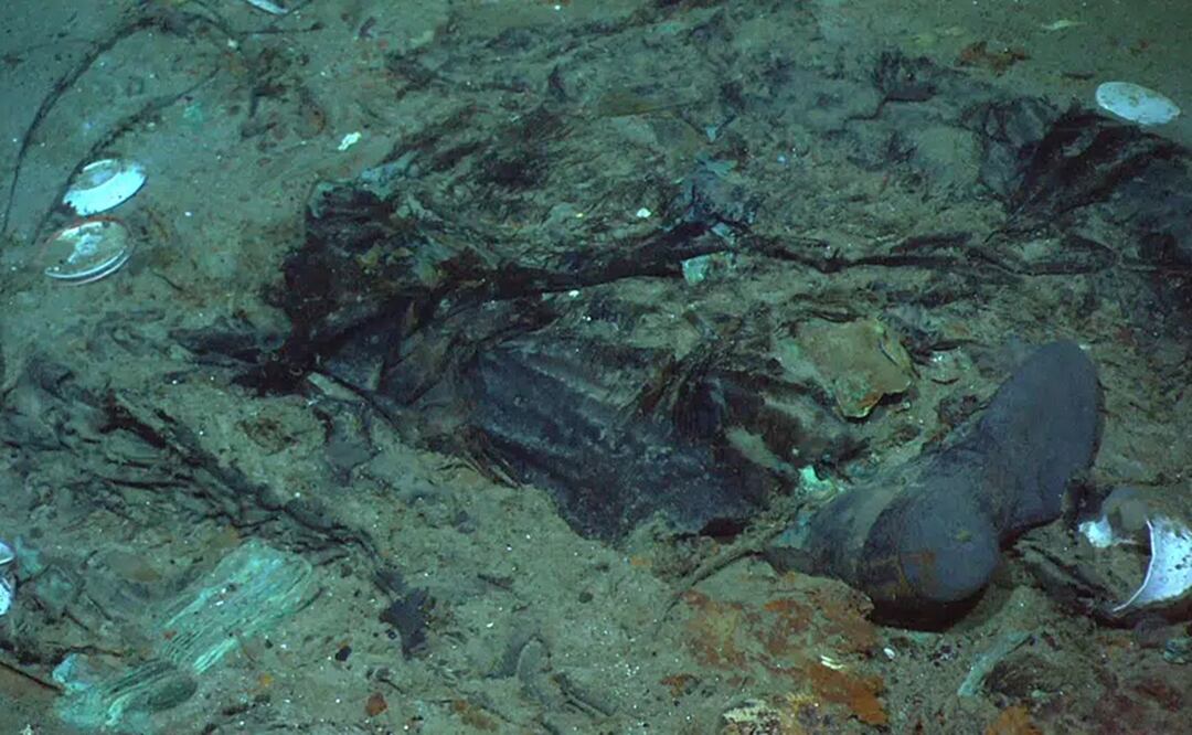 Restos de un abrigo y de unas botas en el fondo marino cerca del sitio donde se encuentran los Restos del Titanic. Foto: AP