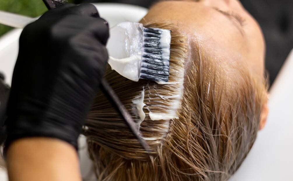 Ayudan a disimular las canas, suavizan la raíz y rejuvenecen el rostro sin retoques constantes. Foto: Freepik