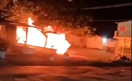 Agresión de policía desata protestas en Las Choapas, Veracruz; incendian vehículos y atacan cuartel de la Policía Estatal