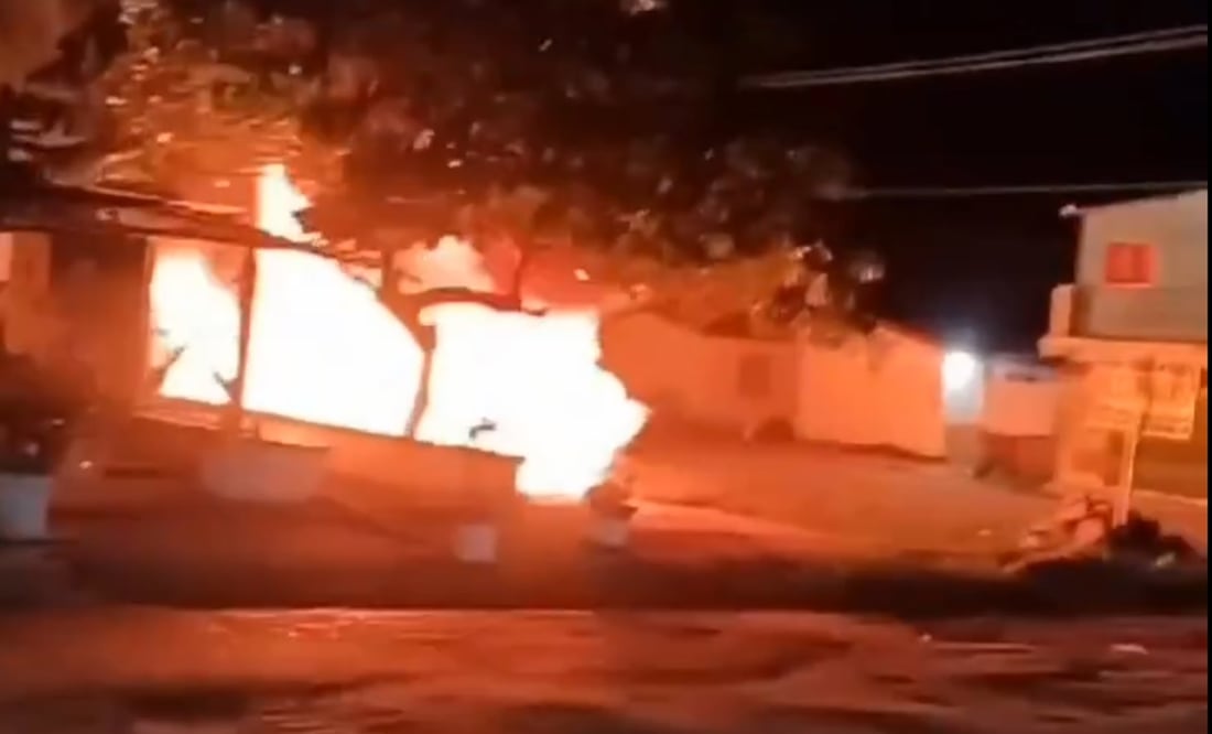 Habitantes incendiaron vehículos en Veracruz, en protesta por la agresión de un policía a un hombre. Foto: Especial