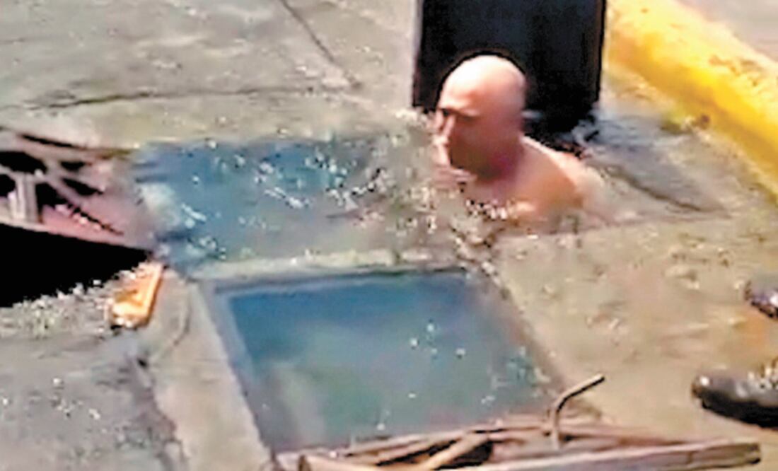 Labor. El trabajador del municipio de Naucalpan debió sumergirse en la fuga para reparar la tubería. Foto: ESPECIAL