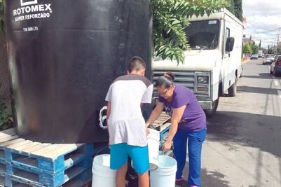 María hace 5 viajes para acarrear agua a su casa por escasez en Neza