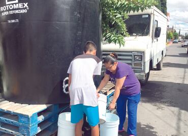 María hace 5 viajes para acarrear agua a su casa por escasez en Neza
