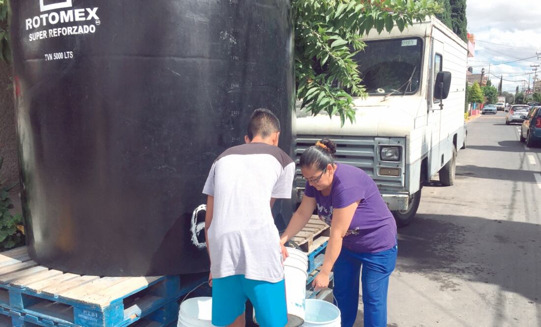 Vecinos de la colonia Ciudad Lago explican que el agua en los tinacos es insuficiente y el abastecimiento tarda días. (EMILIO FERNÁNDEZ. EL UNIVERSAL)