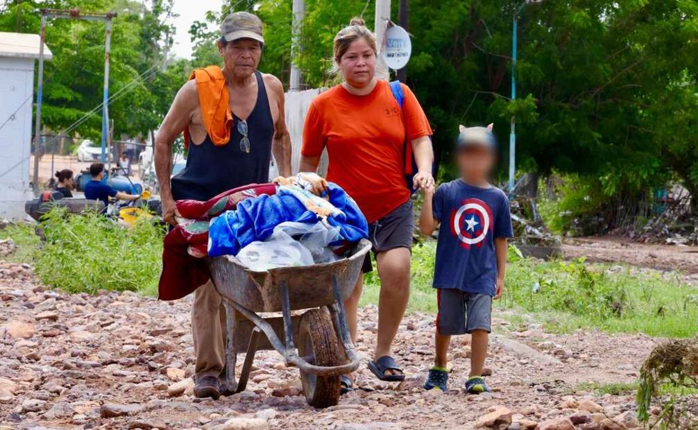 Personas afectadas por inundaciones en Sinaloa reciben artículos de primera necesidad (11/09/2025). Foto: Especial