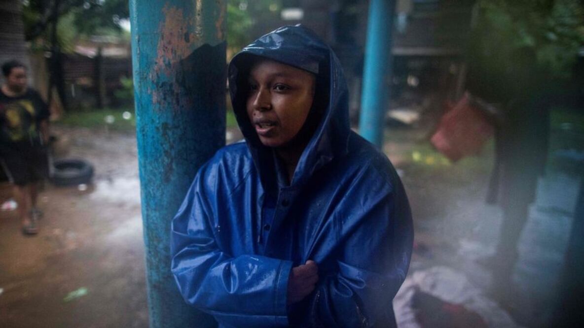Una mujer en Puerto Cabezas, Nicaragua, espera en un refugio el paso de Eta cuando aún era un huracán de categoría 4. Foto: Especial